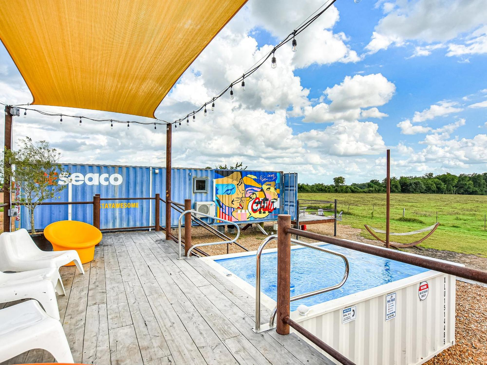 Flophouze Shipping Container Hotel Round Top Exterior photo